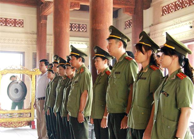 Trang nghiêm trước anh linh các anh hùng liệt sỹ tại Khu di tích Truông Bồn.