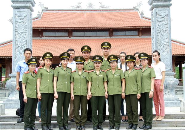 Chụp ảnh lưu niệm tại Khu di tích lịch sử Truông Bồn