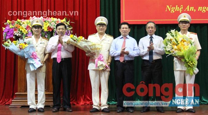 Công tác tổ chức cán bộ được quan tâm chỉ đạo và đạt được nhiều thắng lợi thực sự là một dấu ấn đậm nét trong nhiệm kỳ qua                       (Trong ảnh: Lãnh đạo Tỉnh uỷ, HĐND, UBND tỉnh tặng hoa chúc mừng các đồng chí lãnh đạo Công an tỉnh nhận nhiệm vụ                                      trên cương vị công tác mới) - Ảnh: Hải Việt 