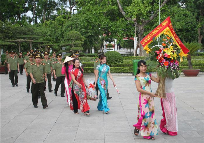 Dâng hoa tại khu di tích Kim Liên