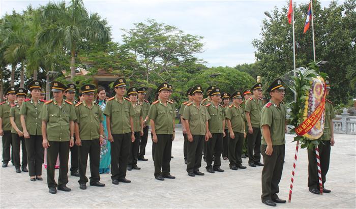 Đoàn dâng hương, dâng hoa tại nghĩa trang Việt Lào