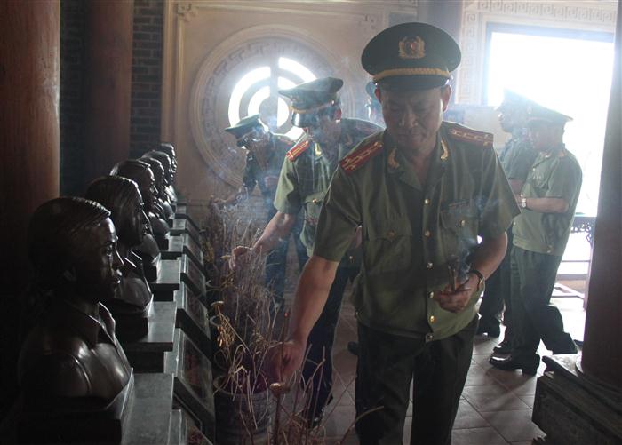 Đoàn dâng hương tại khu di tích lịch sử Truông Bồn
