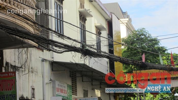 Hệ thống các đường dây mắc chằng chịt gây mất mỹ quan đô thị, tiềm ẩn nguy cơ xảy ra chập cháy