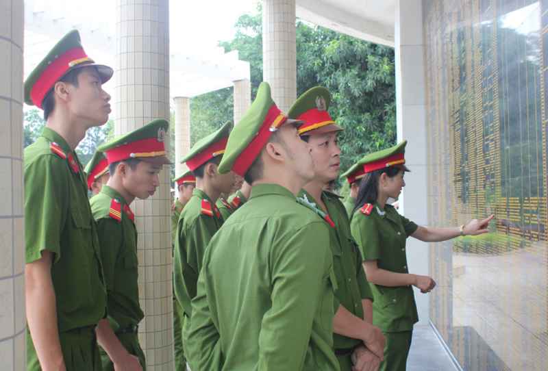 Chiến sỹ trẻ tìm hiểu thân thế các liệt sỹ được khắc trên bia ghi danh 