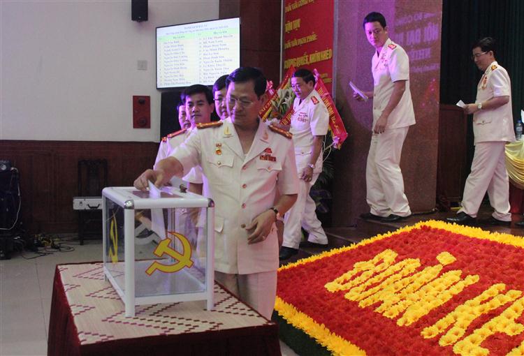 Các đại biểu bỏ phiếu bầu tại Đại hội Đại biểu Đảng bộ Công an tỉnh lần thứ XIII, nhiệm kỳ 2015 - 2020. (Ảnh tư liệu) 
