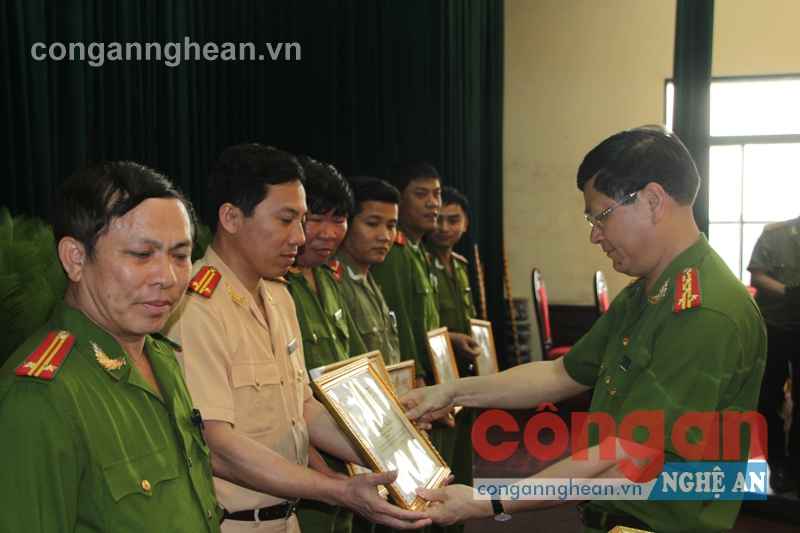 Lãnh đạo Công an tỉnh khen thưởng các cá nhân có thành tích nổi bật    trong công tác đảm bảo ANTT, phát triển phong trào toàn dân bảo vệ ANTQ (Ảnh tư liệu)