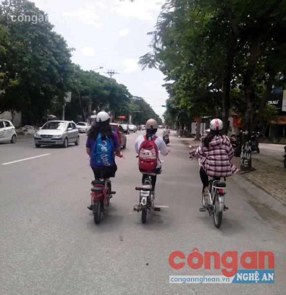 Dù chấp hành việc đội mũ bảo hiểm nhưng tình trạng dàn hàng khi điều khiển xe đạp điện còn xảy ra nhiều ở đối tượng học sinh 