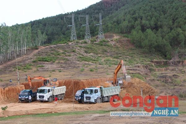 Để xảy ra tình trạng khai thác đất trái phép là do có sự “tiếp tay” của chính quyền địa phương