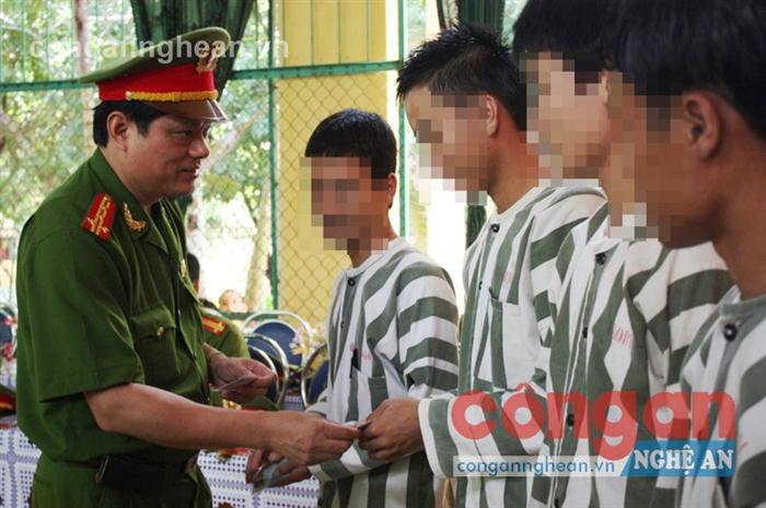 Trao giấy chứng minh nhân dân cho các phạm nhân được đặc xá trong ngày công bố quyết định - Ảnh tư liệu
