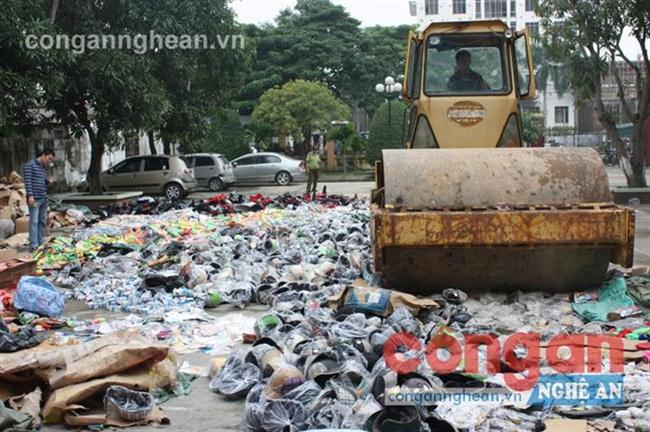 Chi cục QLTT phối hợp với các ngành chức năng                           tổ chức tiêu hủy hàng giả, hàng lậu