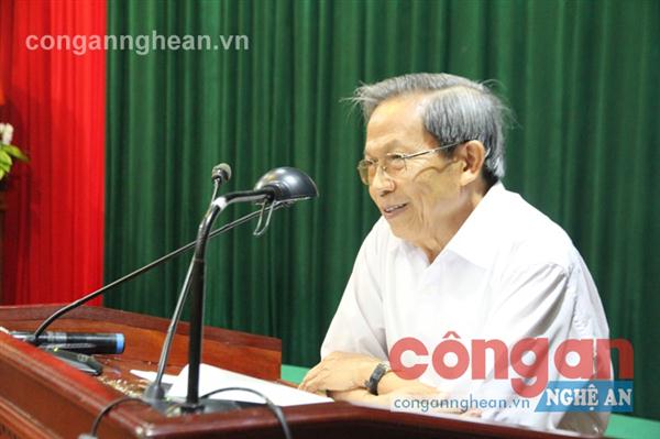 Đồng chí Thiếu tướng Lê Văn Cương thông tin về tình hình thời sự quan trọng                                           trong nước, khu vực và quốc tế tại buổi sinh hoạt
