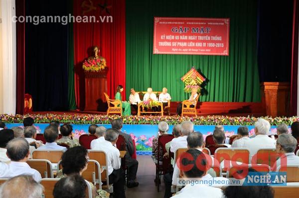 Giao lưu giữa các thế hệ giáo viên, học sinh của nhà trường