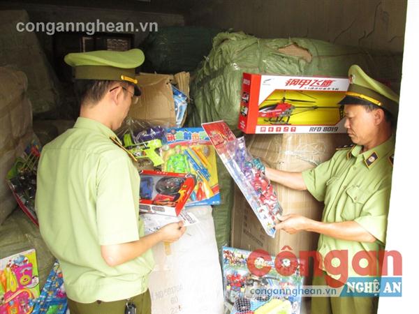 29 bao tải đồ chơi trẻ em các loại bị thu giữ, bao gồm cả đồ chơi bạo lực
