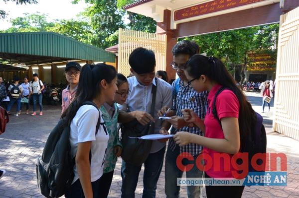 Thí sinh cụm thi Vinh trao đổi sau giờ làm bài thi