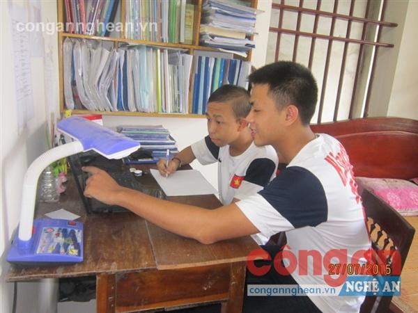 Trần Ngọc Linh luôn tranh thủ thời gian                                        để kèm cặp em trai học tập
