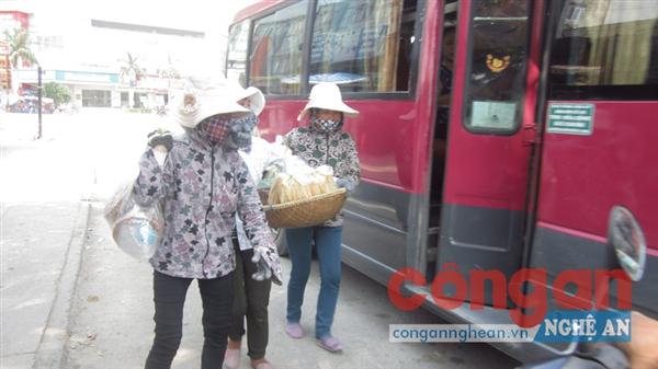  Phớt lờ nguy hiểm, nhiều người cố đeo bám                      để được lên xe bán hàng