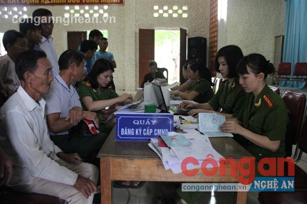 Tổ công tác Đội Cảnh sát QLHC về TTXH Công an TP Vinh xuống xã Nghi Đức                   làm CMND cho người dân