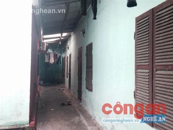 Người               lao động đang phải sống trong các dãy nhà trọ  tạm bợ, nhếch nhác