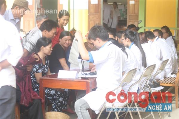 Đông đảo người dân đến khám và được cấp phát thuốc miễn phí