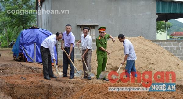 Lãnh đạo Công an TX Thái Hoà và cơ quan             liên quan cùng gia đình ông Lệ tổ chức lễ khởi công