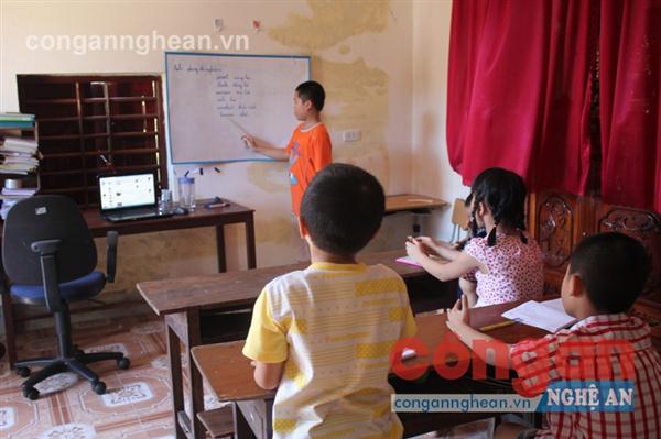 “Thầy giáo” Huân mở lớp dạy Tiếng Anh                                     cho các bạn hơn 1 tháng nay