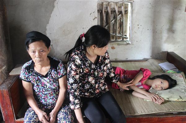 Bé Ngọc Trân bên bà và mẹ