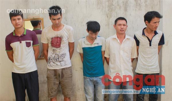 Nhóm đối tượng đánh        bạc                    bị                     tạm                 giữ                   tại                      cơ                quan Công                an