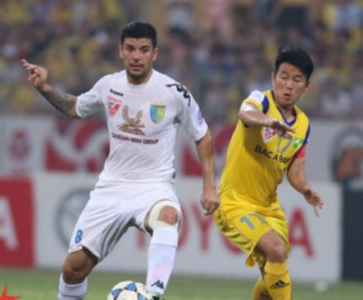 Quang Tình (phải) sút hỏng phạt đền, SLNA lần đầu thua Hà Nội T&T tại V.League - Ảnh: Minh Tuấn 