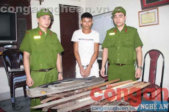 Lâm Văn Sinh và số hung khí bị công an thu giữ