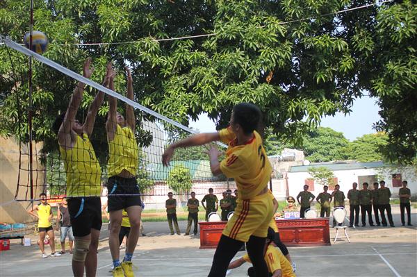 Trận đấu khai mạc diễn ra hấp dẫn