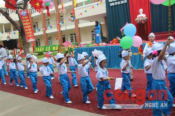 Lượng trẻ vào lớp 1 năm học 2015 - 2016 tăng gần 3.000 em                        đã ảnh hưởng đến việc tìm trường, tìm lớp cho con em                              của các bậc phụ huynh