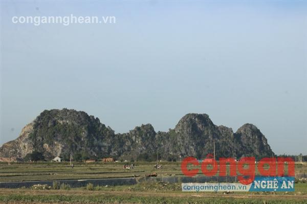 Lèn Vũ Kỳ đã được cấp phép khai thác nhưng hiện đang bị đình chỉ do sự phản đối quyết liệt của người dân