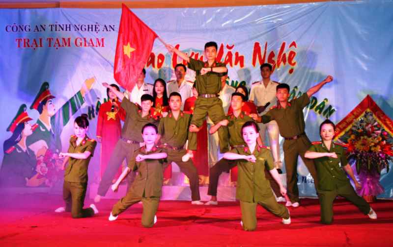 Nhiều tiết mục văn nghệ được đầu tư công phu, khắc họa hình ảnh người chiến sĩ CAND Việt Nam