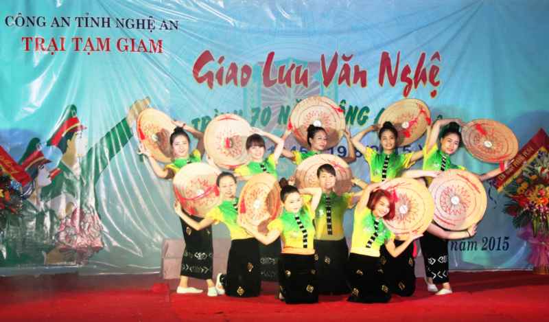 Tiết mục múa đậm đà bản sắc của chi đoàn kết nghĩa trong cụm Bắc Vinh