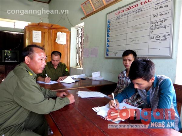 Từ 19/8/2015, mỗi tuần, Công an xã phải tiếp dân ít nhất một ngày tại đơn vị (Trong ảnh:                                  Ban Công an xã Đồng Thành, huyện Yên Thành làm việc với người dân trên địa bàn)