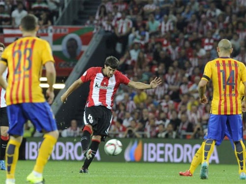 Có bàn thắng, Bilbao càng đá càng hay, còn Barca chơi như gà mắc tóc. Hiệp 1 kết thúc với tỉ số 1-0 nghiêng về Bilbao.