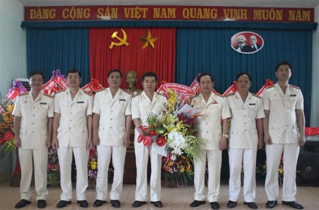 Tặng quà cho Công an huyện Nam Đàn