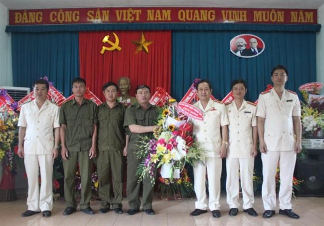 Tặng quà cho Công an xã Kim Liên