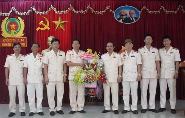 Tặng quà cho Công an huyện Anh Sơn