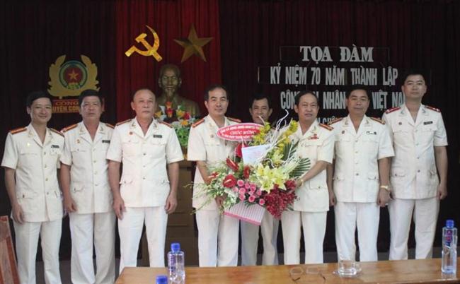 Tặng quà cho Công an huyện Con Cuông