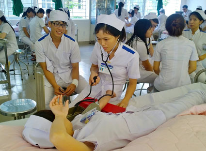 Một giờ thực hành của học viên Trường Trung cấp Y tế tỉnh.