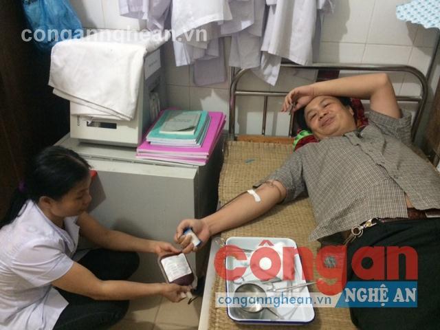 Anh Nguyễn Đình Thanh sẵn sàng hiến máu khi được bệnh viện huy động