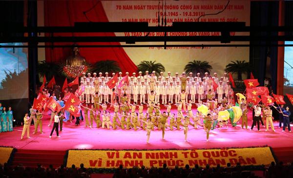 Một số tiết mục văn nghệ chào mừng lễ kỷ niệm.