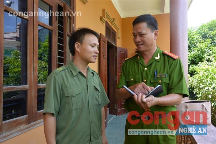 Anh Nguyễn Kế Toàn, Phó Trưởng Công an xã Nghi Hợp trao đổi công việc với đồng chí Công an phụ trách xã