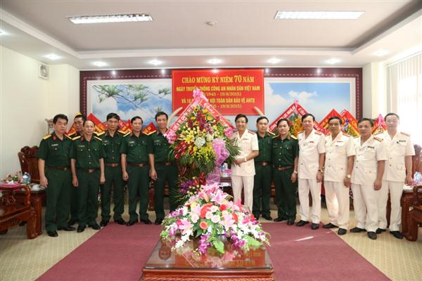Bộ chỉ huy Quân sự tỉnh chúc mừng Công an tỉnh