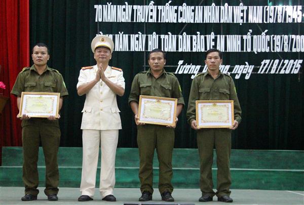Các tập thể, cá nhân được trao kỷ niệm chương và bằng khen, giấy khen
