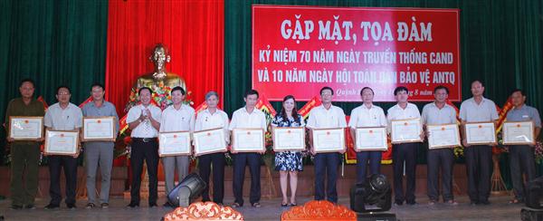 Tặng bằng khen cho các tập thể và cá nhân có thành tích xuất sắc