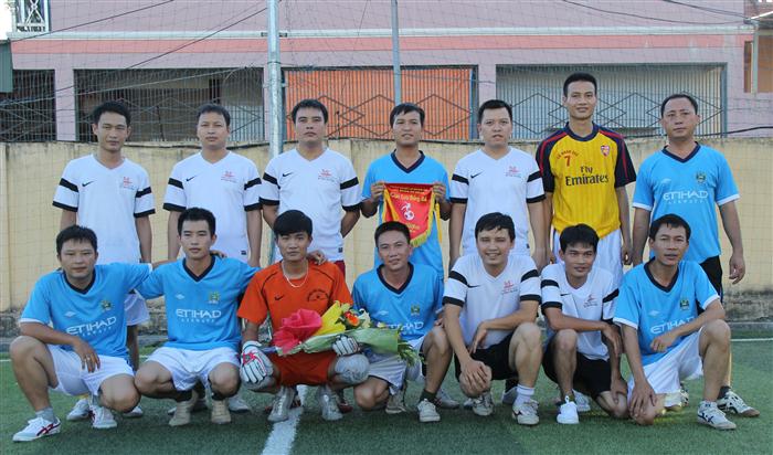2 đội chụp ảnh lưu niệm