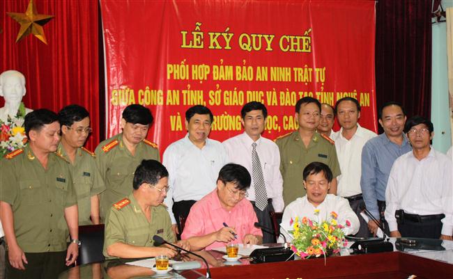 Lễ ký kết phối hợp đảm bảo ANTT giữa Công an tỉnh, Sở GD&ĐT và các trường ĐH, CĐ (2/10/2010) - Ảnh: Xuân Thống