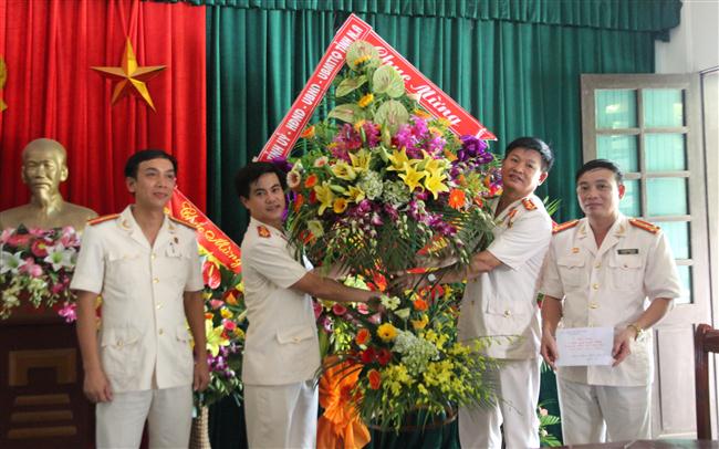 Thăm, tặng quà Công an thị xã Cửa Lò